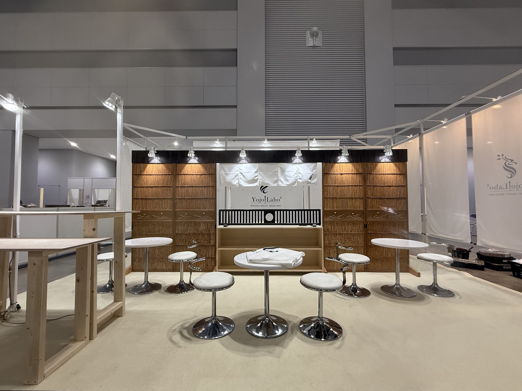 Yojo Labo様の展示会ブース｜サインボードベイスの施工事例